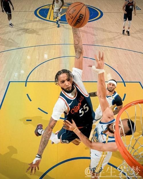 诺威尔中投抛投连续得分,琼斯暴扣强势回应 诺威尔中投抛投连续得分,琼斯暴扣强势回应