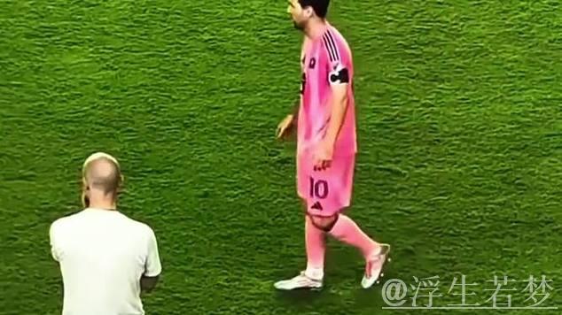 梅西散步不可怕，可怕的是他突然跑了起来！